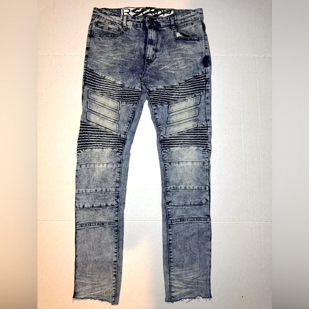 Street style jeans w/ bottom distressed flare